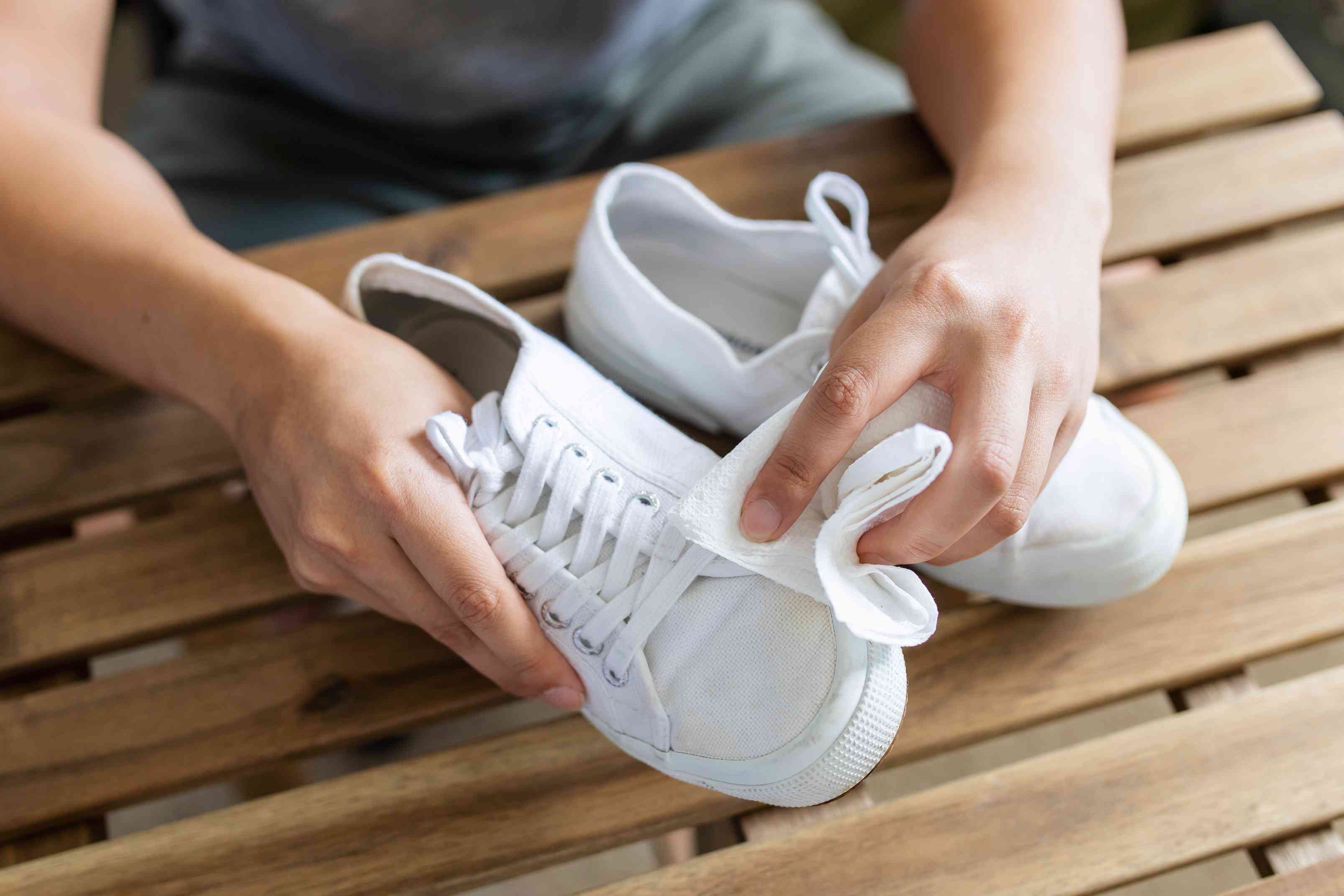 Cách vệ sinh giày vải nhanh nhất