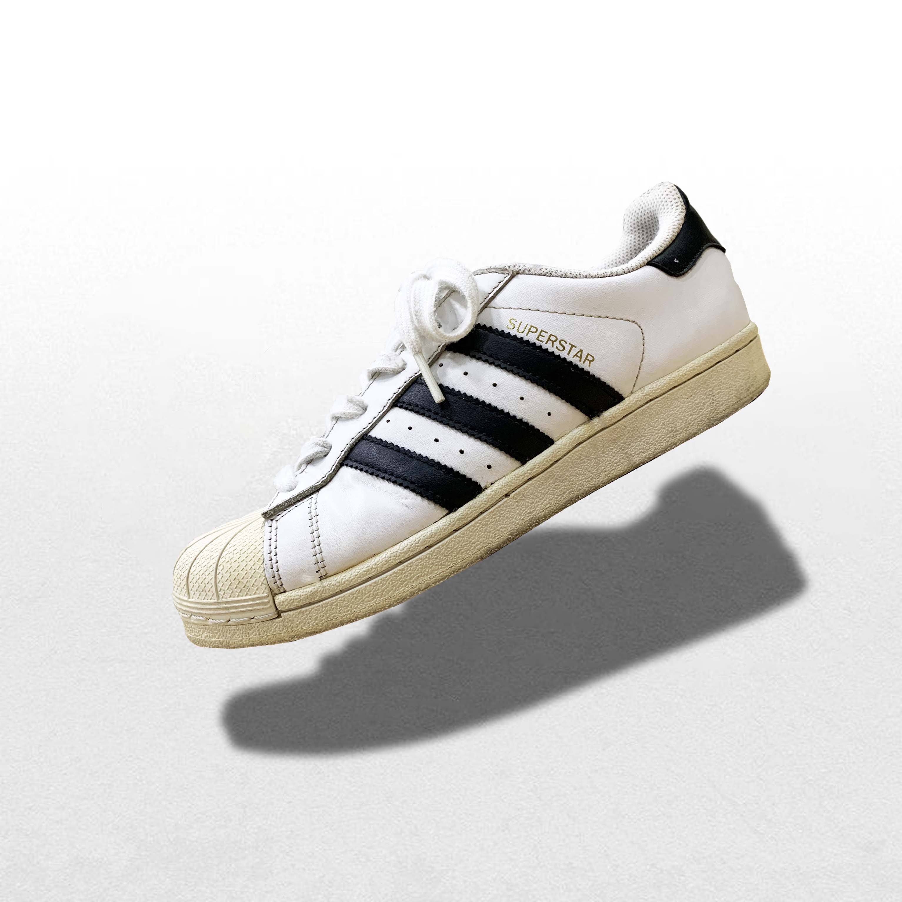 Đế giày bị oxy hóa vàng nặng