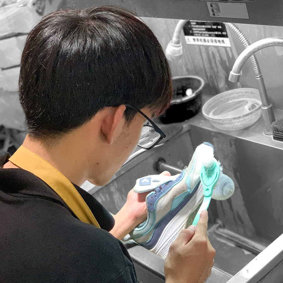 Giày bị ố vàng, thâm kim cần chăm sóc cao cấp