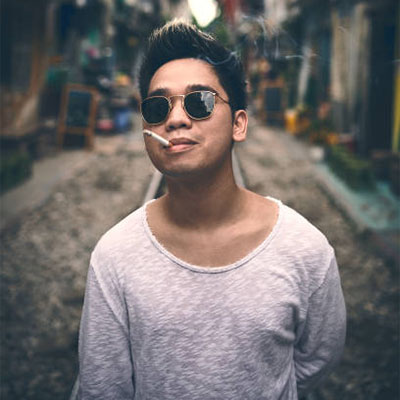 Khách hàng phục hồi giày