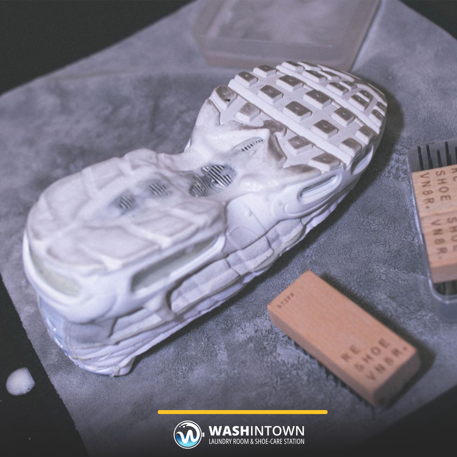 Sử dụng dung dịch vệ sinh giày chuyên dụng