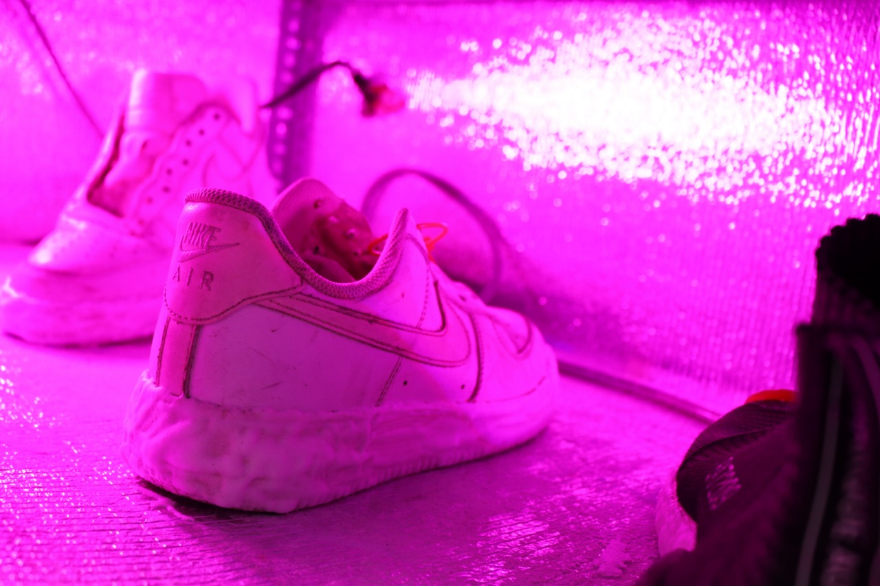 Sử dụng buồng sấy UV công nghiệp dán đế