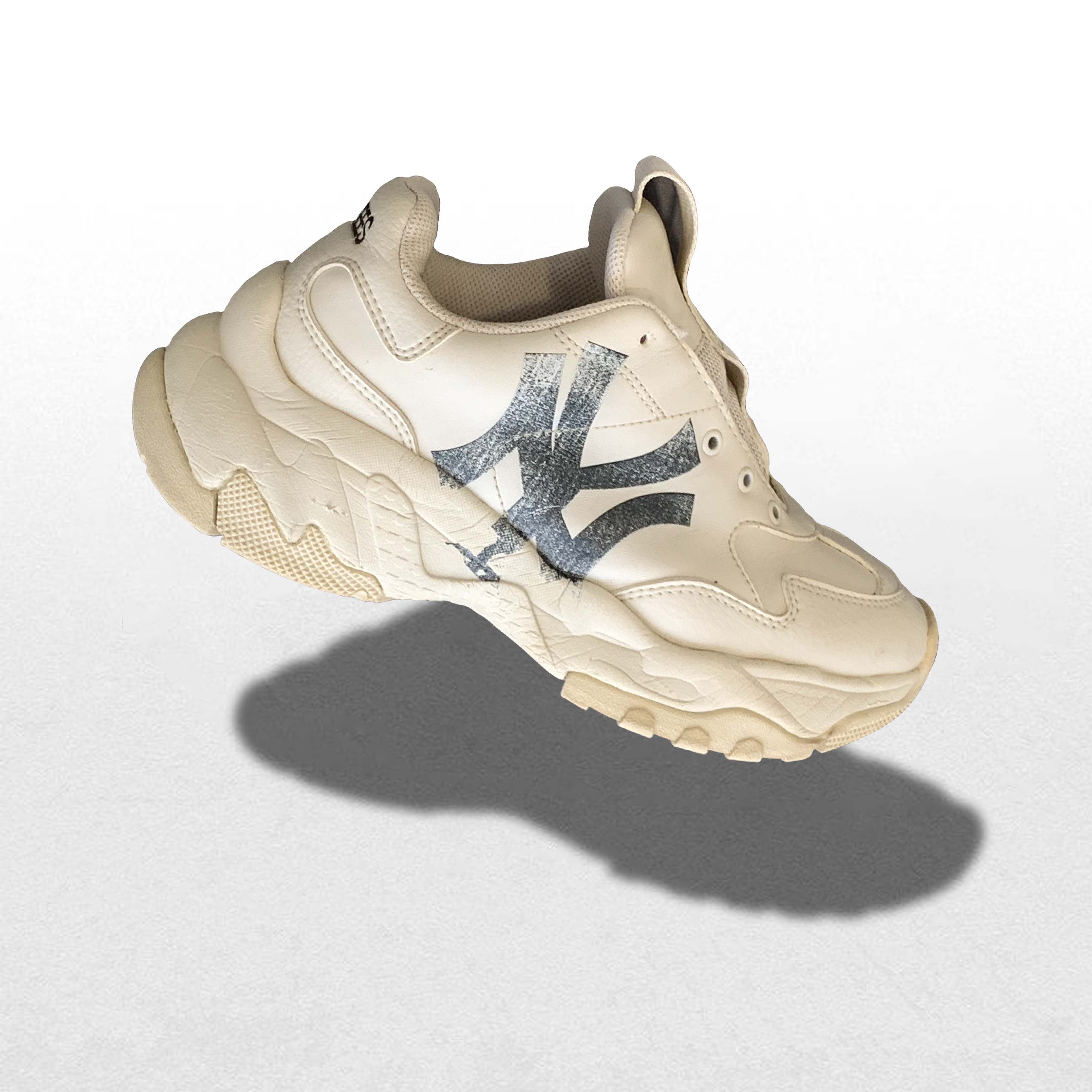 Logo giày bị mờ mất nét