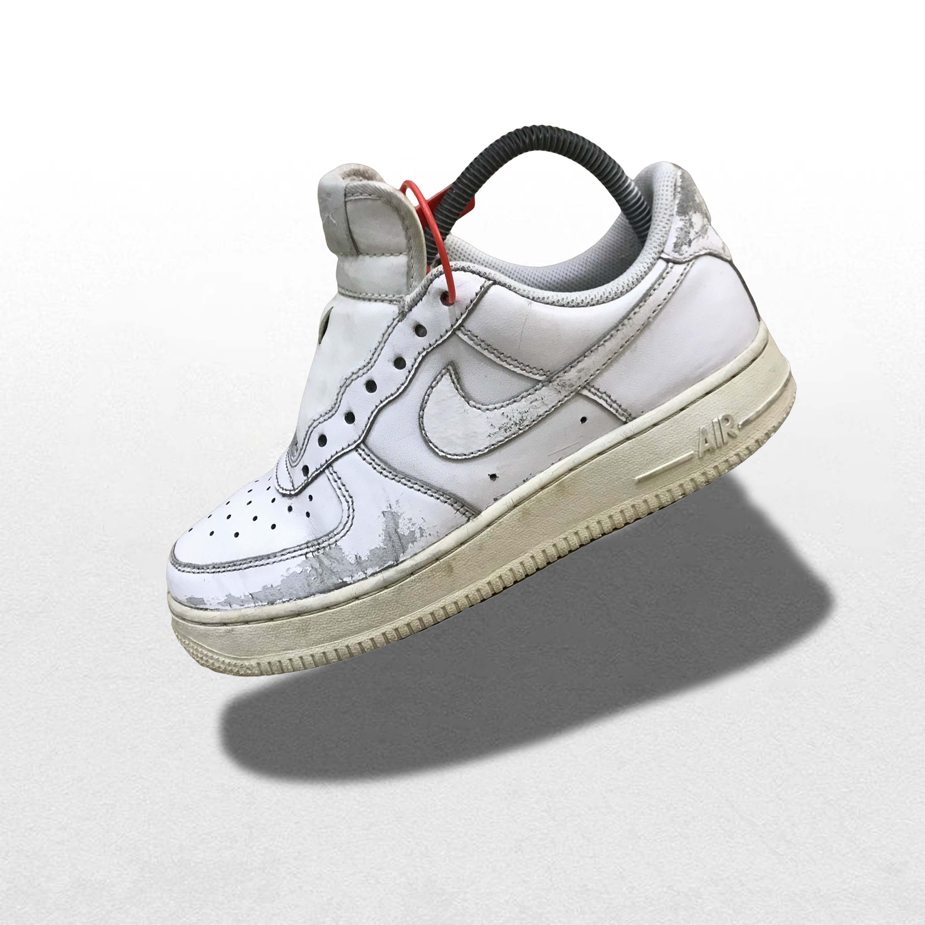 Giày bị bong tróc sơn bề mặt