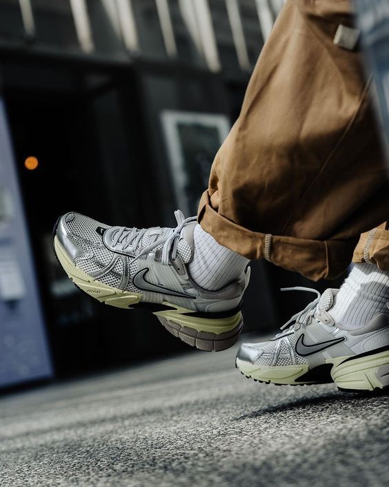 Nike V2K Run - Y2K Trend