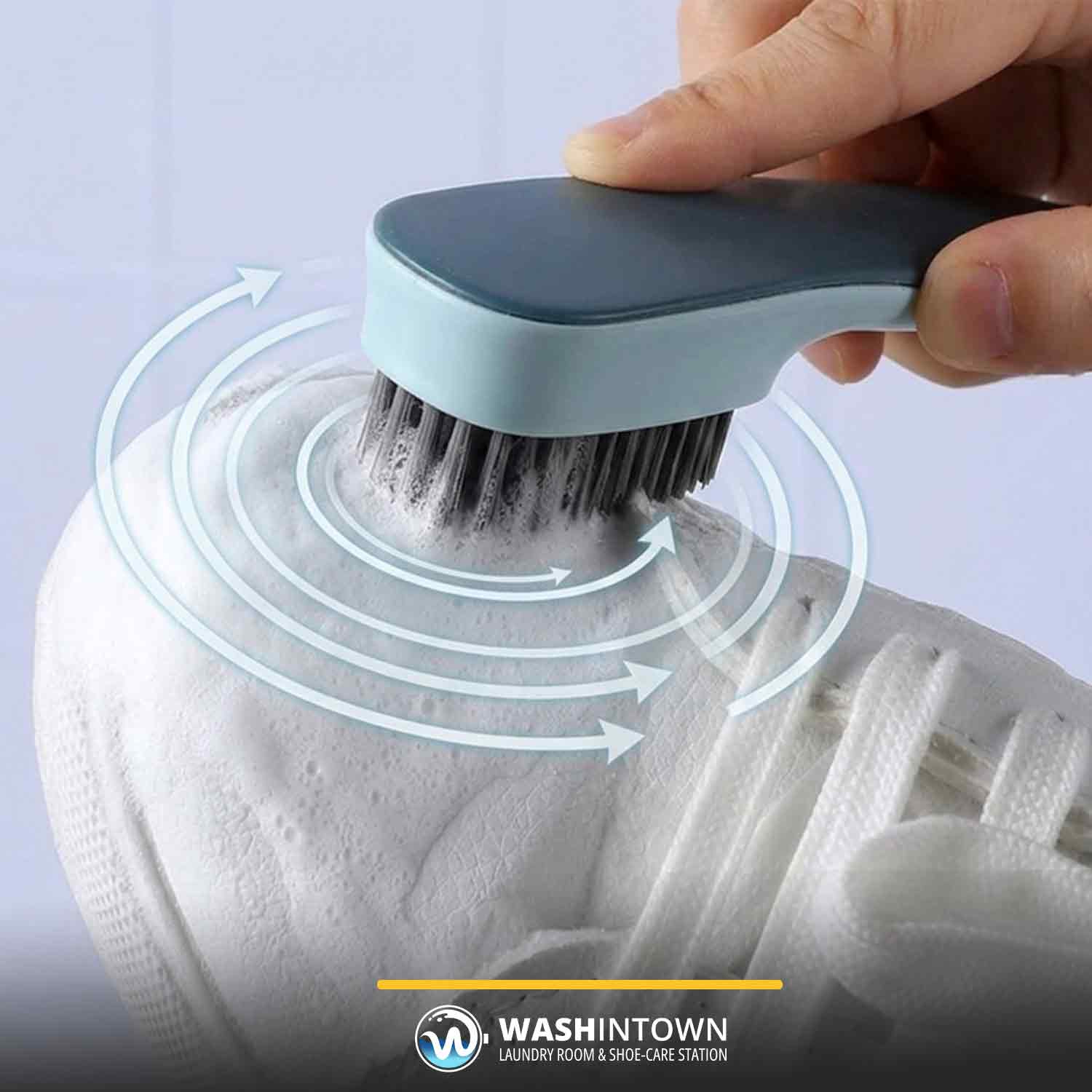 Chà giày bằng bàn chải mềm