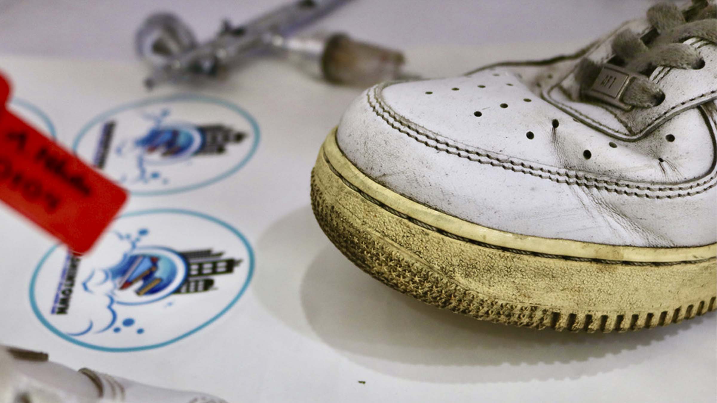 Đế giày sneaker trắng bị vàng ố nặng do oxy hóa