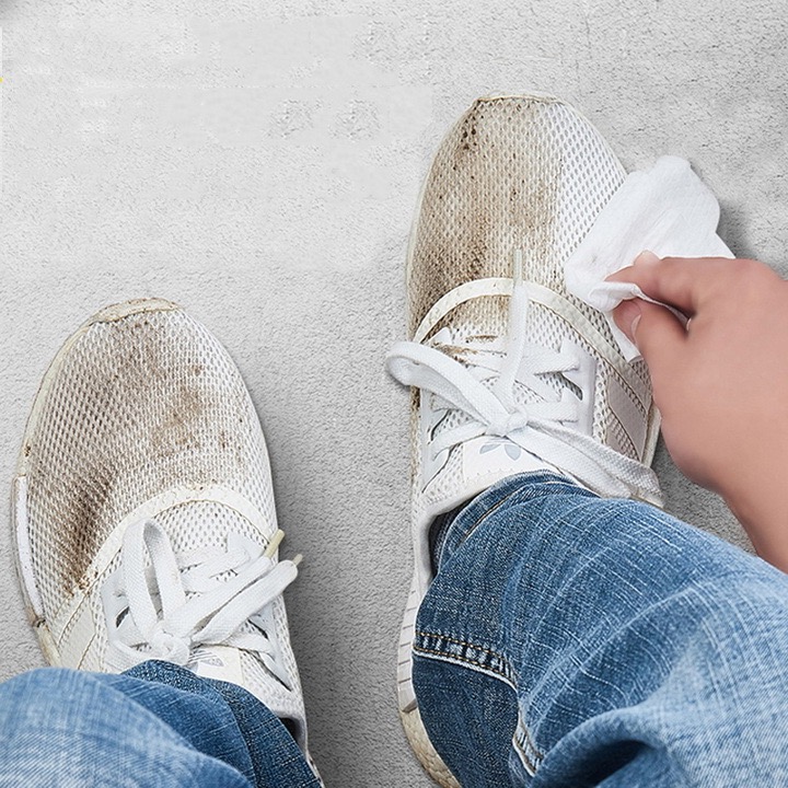 Vệ sinh sneaker trắng ngay sau khi dùng