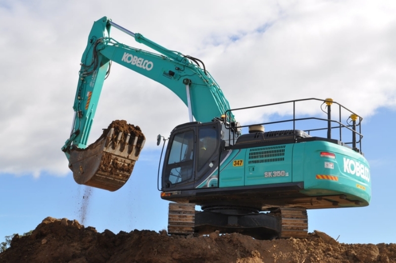 may xuc kobelco duoc tin dung