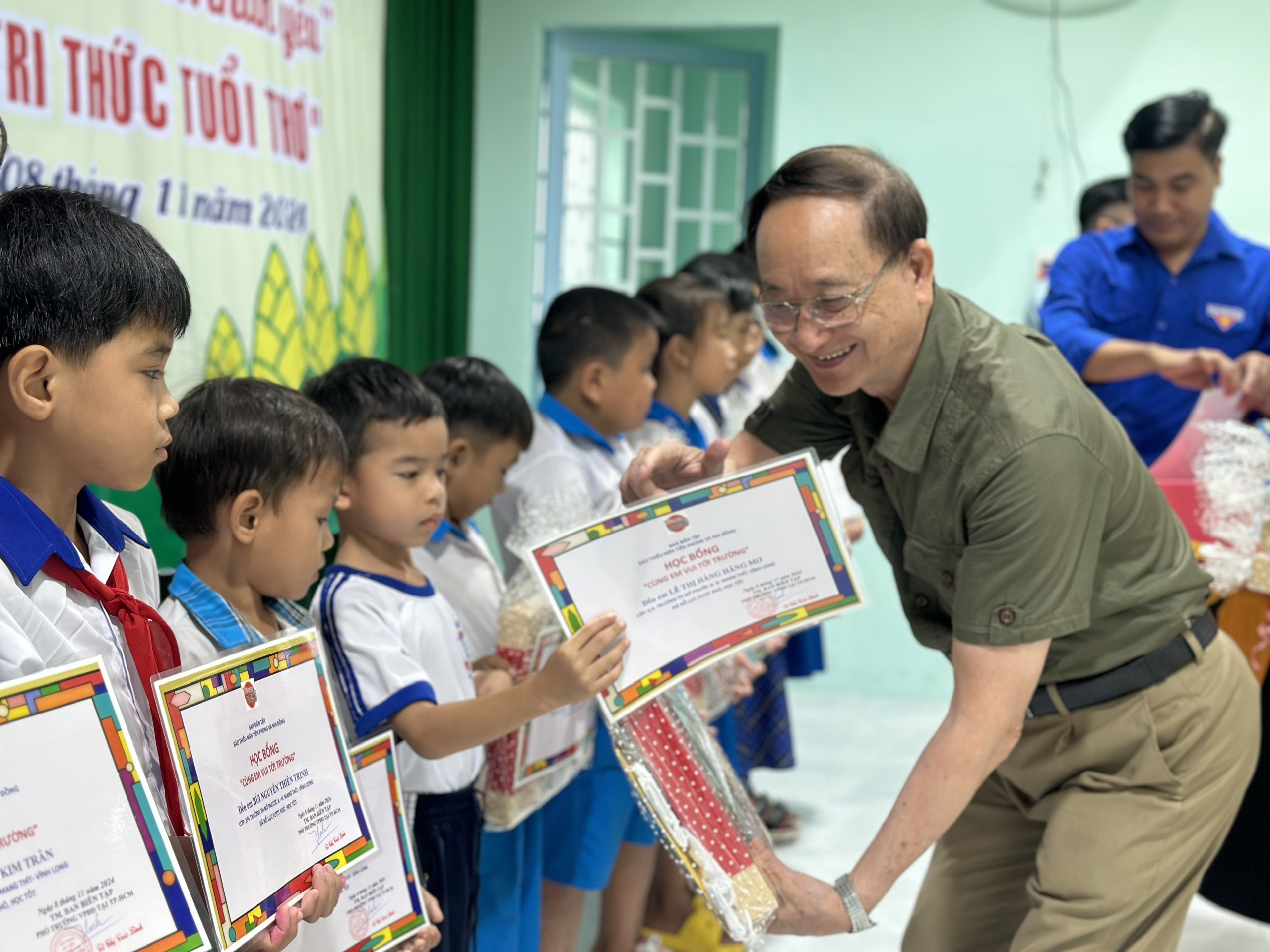 Bác Đặng Tự Ân - Giám đốc Quỹ VIGEF, luôn khuyến khích các bạn nhỏ tham gia tốt Phong trào “Đọc và làm theo báo Đội”.
