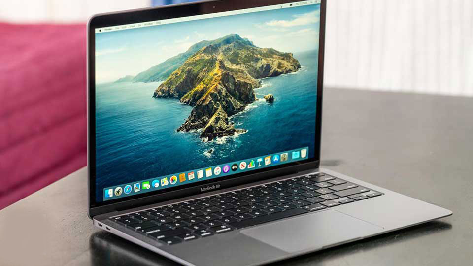 MacBook Air đã được trang bị dải loa kép. Điều này đồng nghĩa với việc chất lượng đầu ra âm thanh có bass gấp đôi cũng như độ lớn hơn 25%. Âm thanh này dễ dàng lấp đầy một phòng khách và phòng ăn nhỏ.