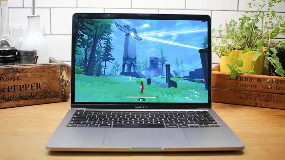 MacBook Pro không có bất kỳ cổng kết nối truyền thống nào, nhưng bù lại nó có cổng Thunderbolt 3 –– chính xác là bốn cổng (đối với dòng máy cao cấp). Mỗi bên 2 cổng cùng giắc cắm tai nghe nằm ở bên phải.