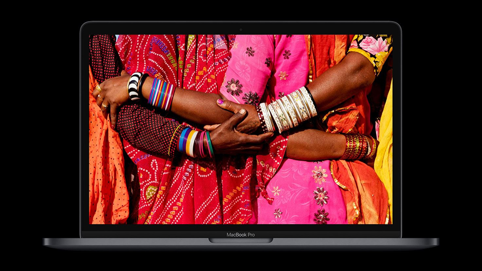 MacBook Pro thật khó có thể để diễn tả thành lời, từ văn bản sắc nét cho đến hình ảnh rõ ràng, độ chi tiết hoàn hảo và sự chân thực đáng kinh ngạc. Đèn nền LED mang tới màu đen sâu và ánh sáng trắng.