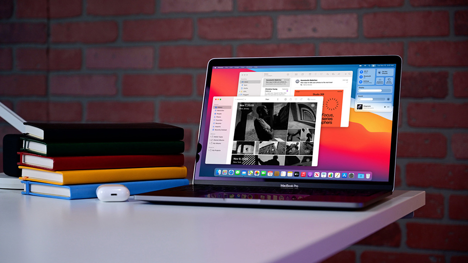 MacBook Pro trang bị quạt tản nhiệt tiên tiến, nhanh chóng làm mát, lưu thông luồng khí để bạn luôn có được hiệu năng ổn định trong thời gian dài. Sẵn sàng cho những công việc cần hoạt động liên tục, những tác vụ đòi hỏi khả năng xử lý cao mà máy vẫn hết sức mượt mà.