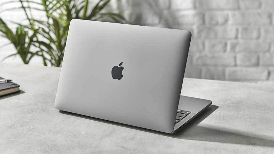MacBook Pro có thể xem video liên tục trong 20 giờ hay duyệt web qua Wi-Fi trong 17 giờ đồng hồ. Thời lượng pin này là quá đủ để hoạt động làm việc, giải trí của bạn không bao giờ bị gián đoạn.