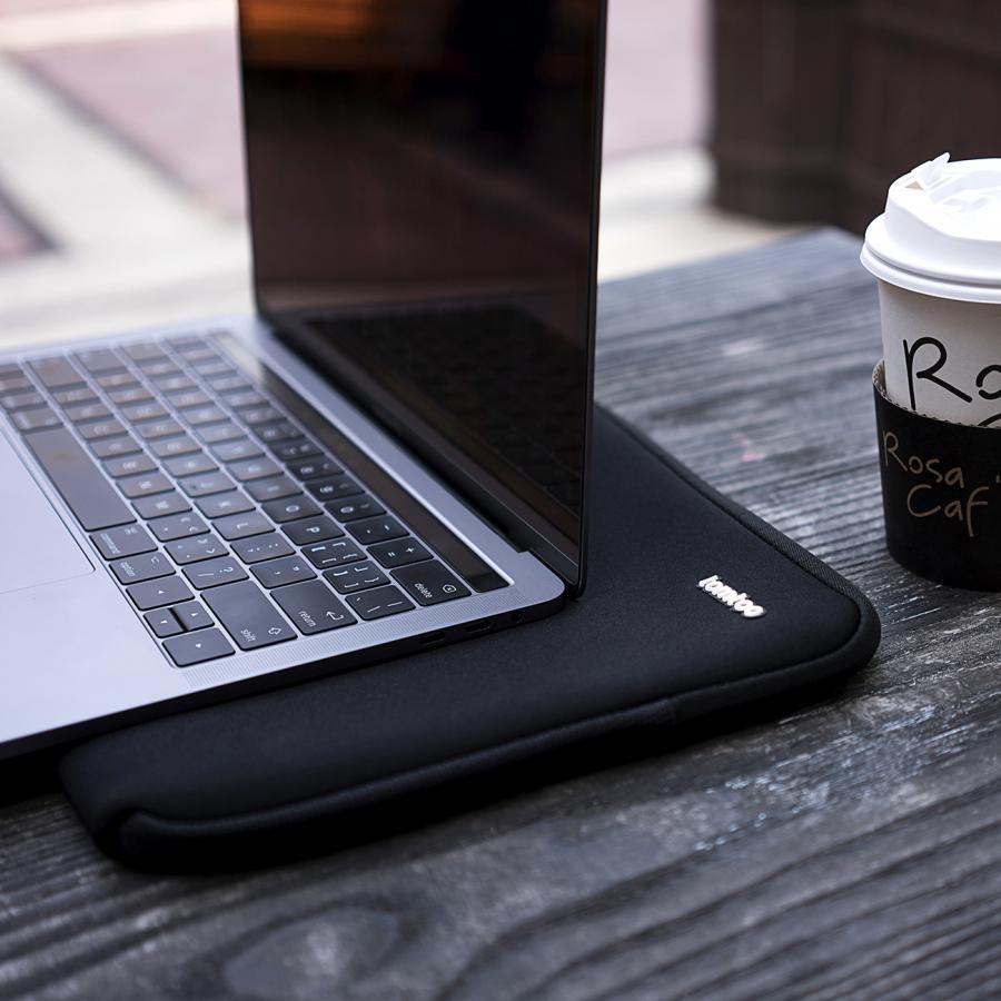 Túi chống sốc - Balo - Bộ dán Tomtoc nổi tiếng cho iPad với thiết kế đẳng cấp thời trang khá mỏng, theo phong cách folio tiêu chuẩn, với chất liệu bên ngoài bằng da nhân tạo cao cấp nhất và miếng đệm cao su xung quanh các cạnh bên ngoài. Case gồm 3 chế độ sử dụng riêng biệt đảm bảo bạn luôn có thể làm việc ở mức cao nhất cho dù bạn đang ở đâu – bàn café hay thậm