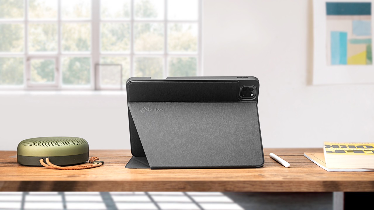 Túi chống sốc - Balo - Bộ dán Tomtoc nổi tiếng cho iPad với thiết kế đẳng cấp thời trang khá mỏng, theo phong cách folio tiêu chuẩn, với chất liệu bên ngoài bằng da nhân tạo cao cấp nhất và miếng đệm cao su xung quanh các cạnh bên ngoài. Case gồm 3 chế độ sử dụng riêng biệt đảm bảo bạn luôn có thể làm việc ở mức cao nhất cho dù bạn đang ở đâu – bàn café hay thậm
