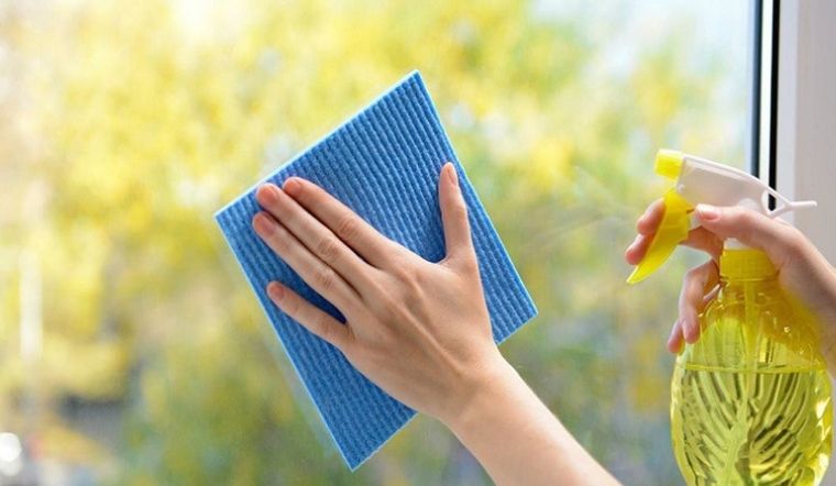 3 Bí Quyết Giữ Gương Soi Với Nước Lau Kính Revy – Không Ố Mờ, Không Đọng Sương