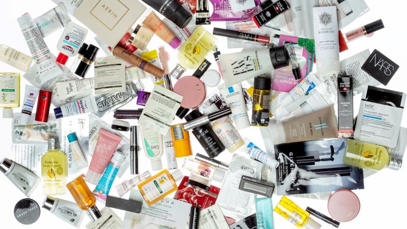 Hàng sample là gì? Tìm hiểu về sản phẩm mẫu và chiết mẫu