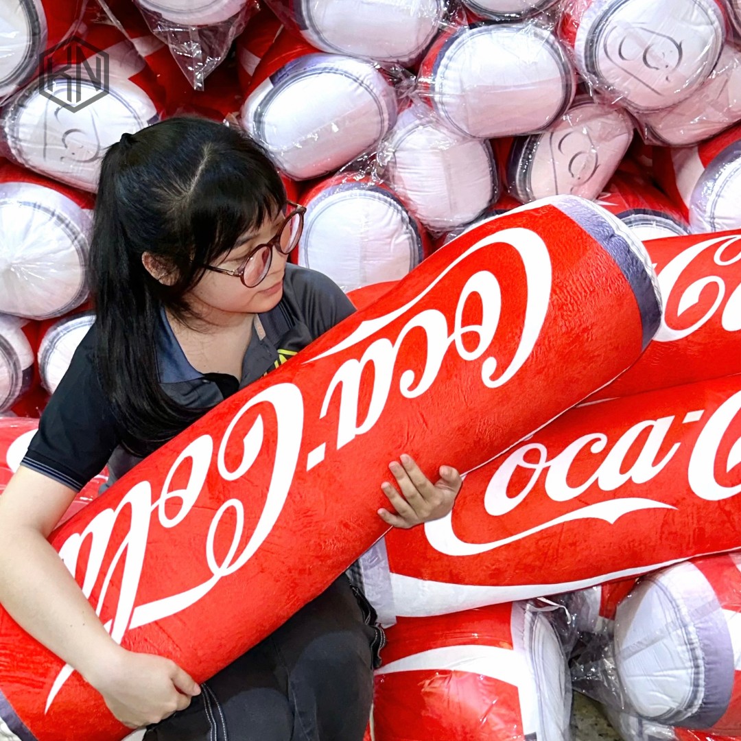 Gối ôm 3D hình lon nước ngọt Coca Cola