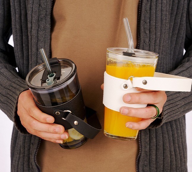 Ly thuỷ tinh bọc da có quai xách 450ml 