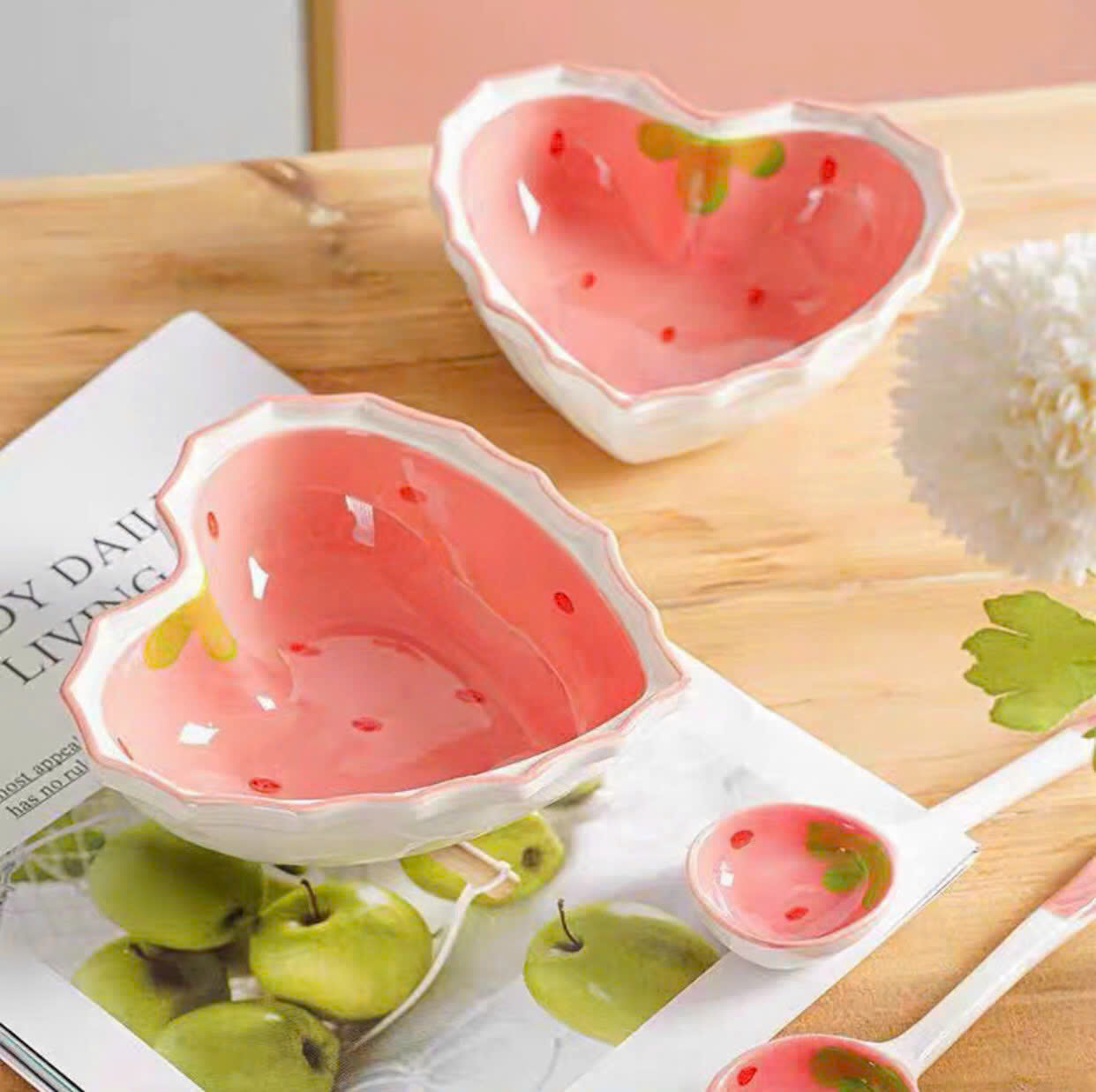 Bát sứ hình trái tim họa tiết trái dâu 