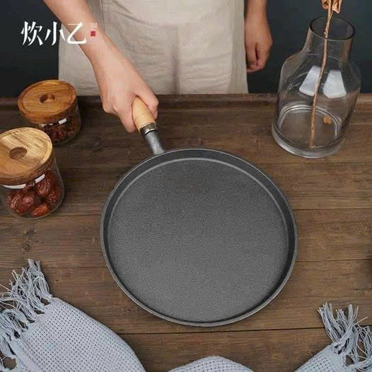 Chảo gang tròn nguyên khối cán gỗ size 20cm