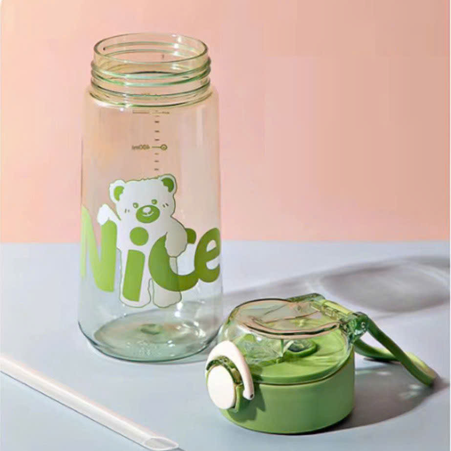 Bình nước hình gấu Nice 650ml có nắp bấm và quai xách 