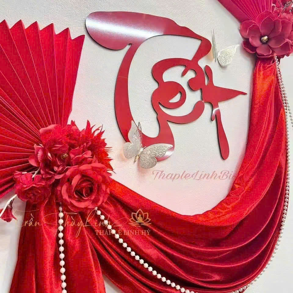 Set chữ Tết vải nhung quạt đỏ kèm hoa trang trí