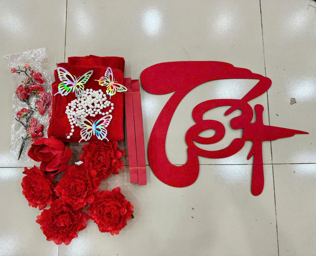 Set chữ Tết vải nhung quạt đỏ kèm hoa trang trí