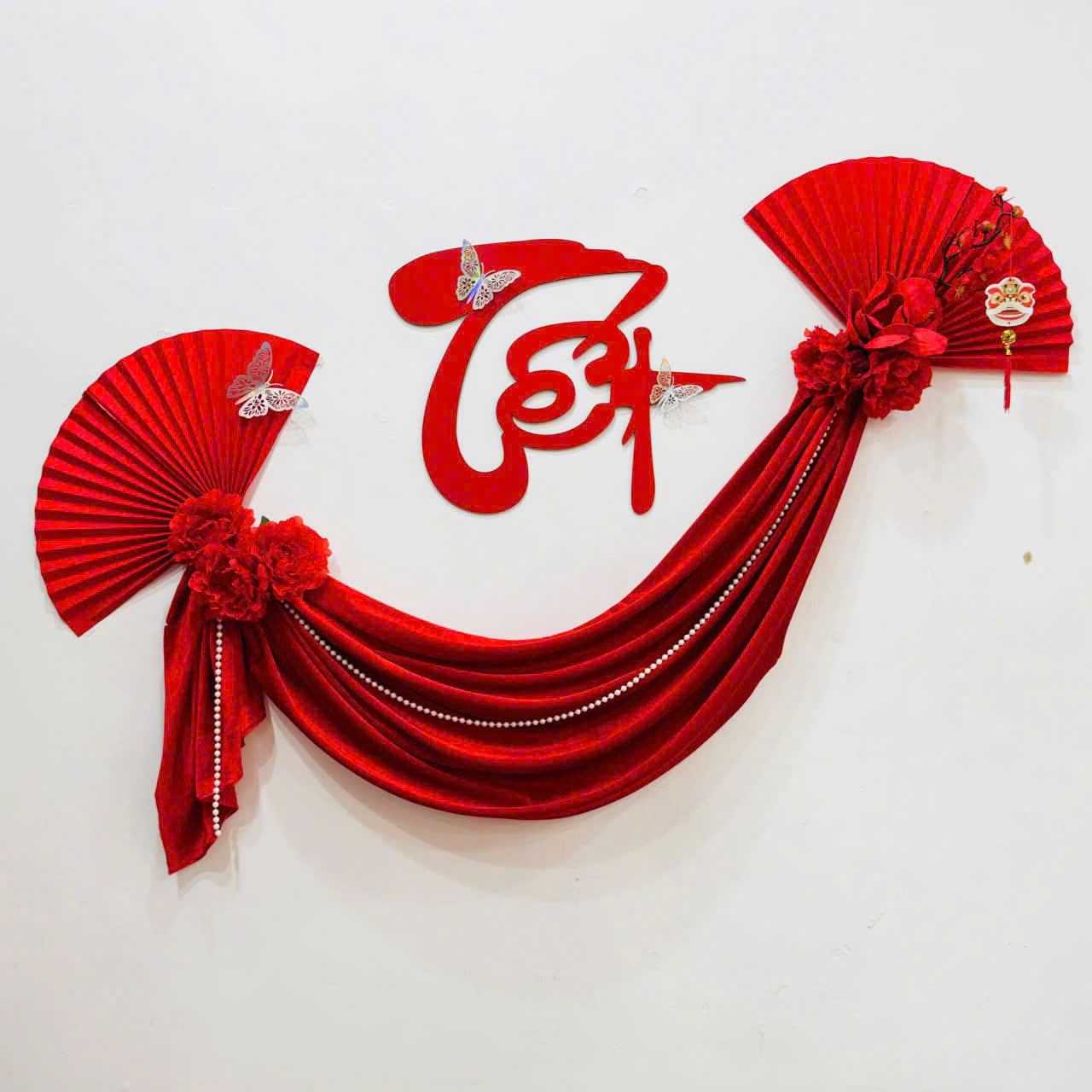 Set chữ Tết vải nhung quạt đỏ kèm hoa trang trí