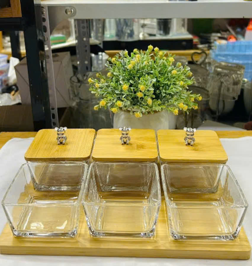 Set 6 hũ thuỷ tinh Vuông đựng mứt kèm nắp và khay gỗ 