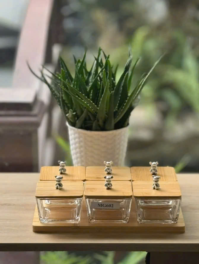 Set 6 hũ thuỷ tinh Vuông đựng mứt kèm nắp và khay gỗ 