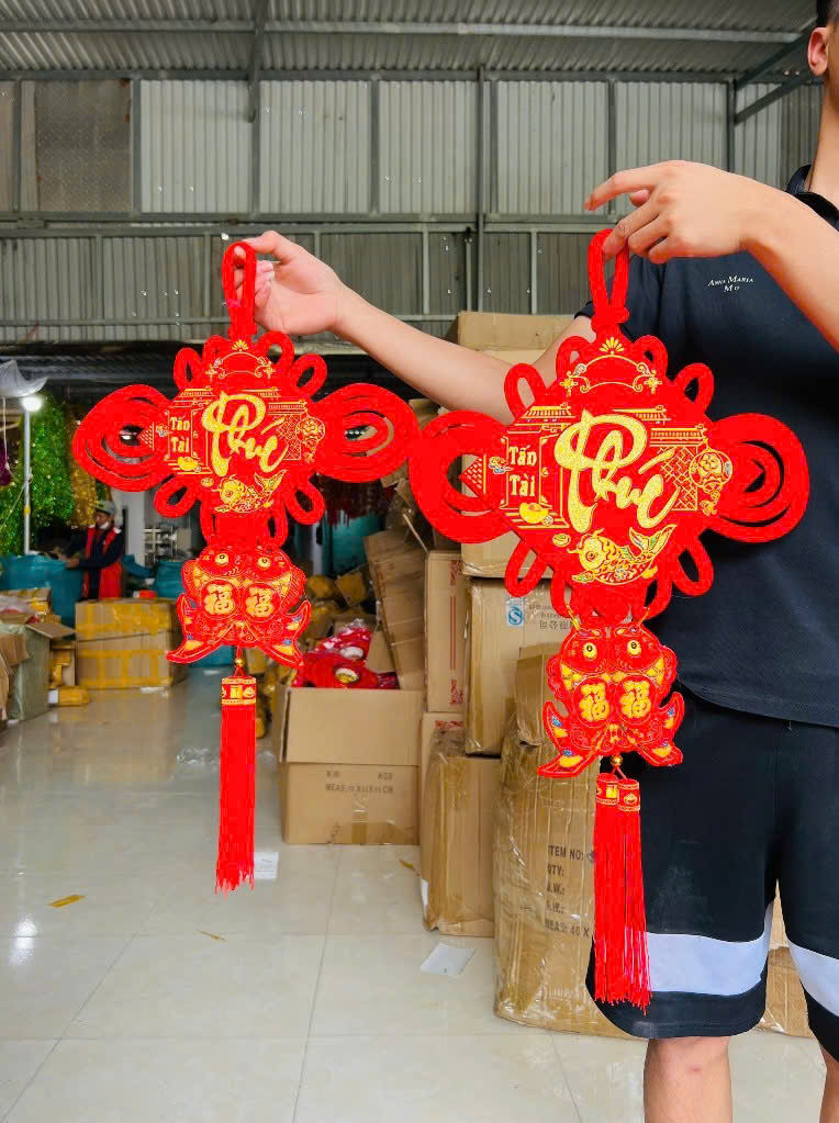 Liễn cá chép nhung đỏ chữ Phúc trang trí Tết 