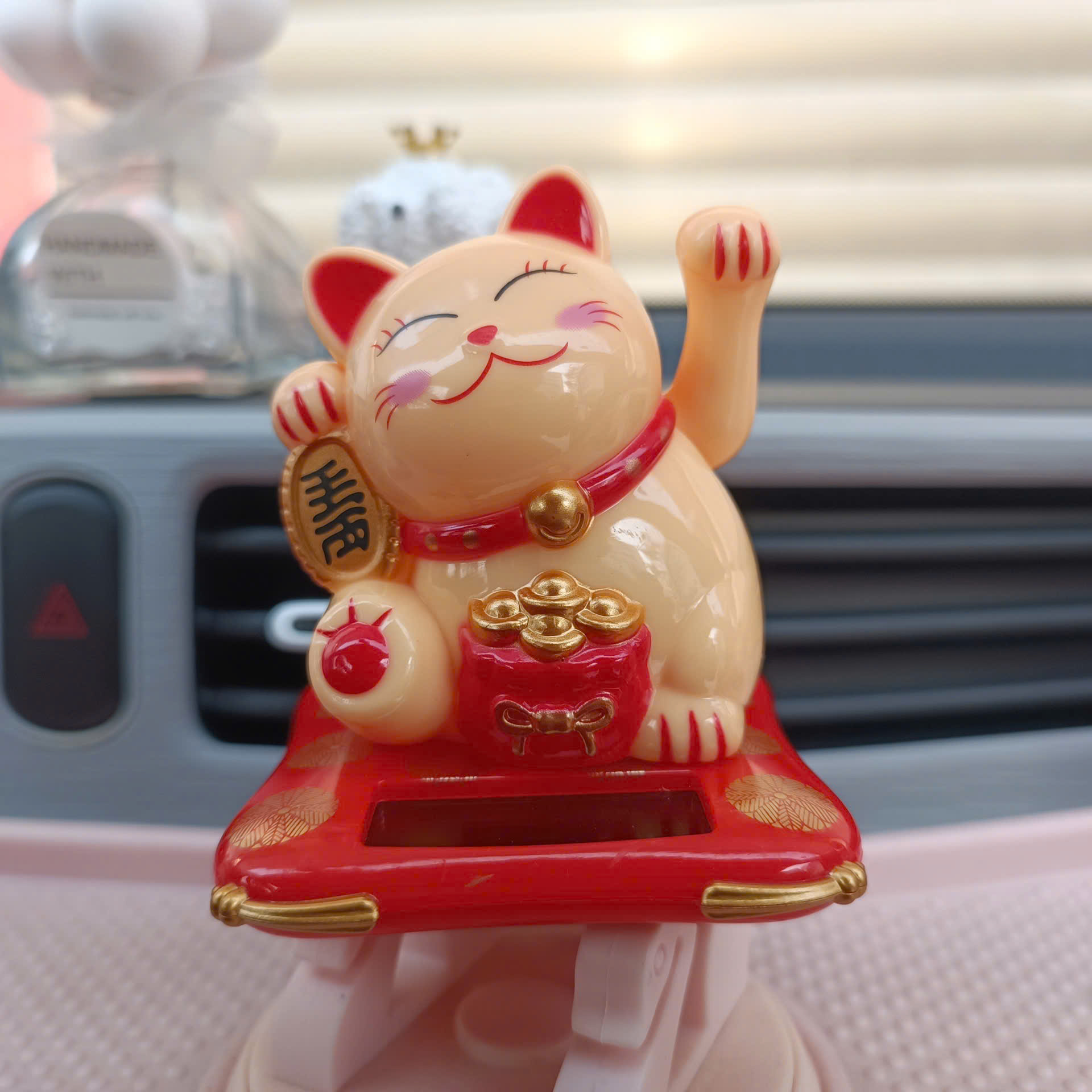 Mèo thần tài vẫy tay chiêu tài lộc năng lượng mặt trời