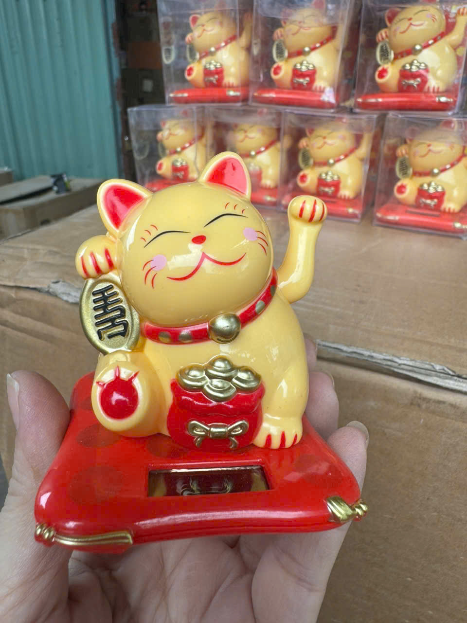 Mèo thần tài vẫy tay chiêu tài lộc năng lượng mặt trời