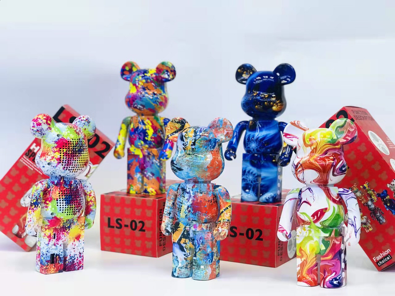 Đèn bàn hình gấu bearbrick