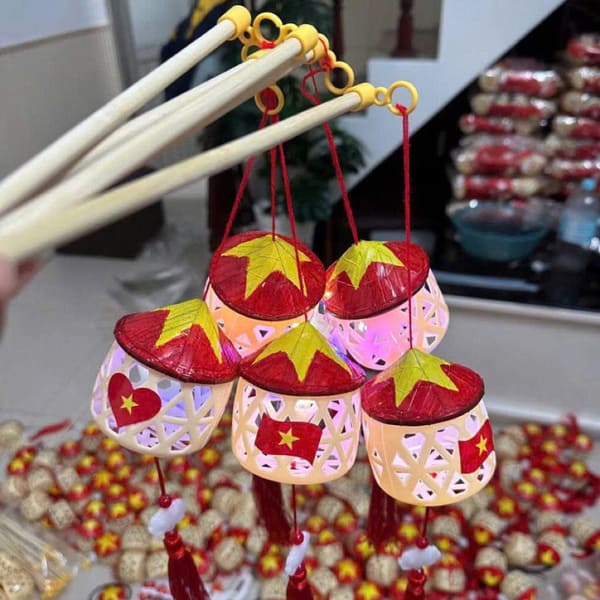 Lồng đèn trung thu hình nón lá cờ Tổ Quốc phát sáng