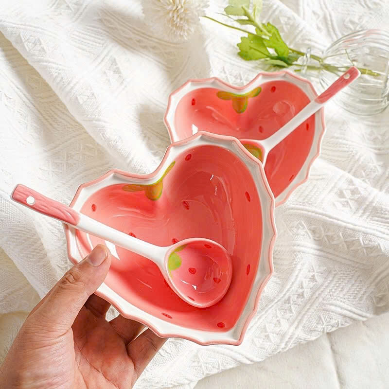 Set bát sứ hình trái tim họa tiết trái dâu (KÈM MUỖNG)