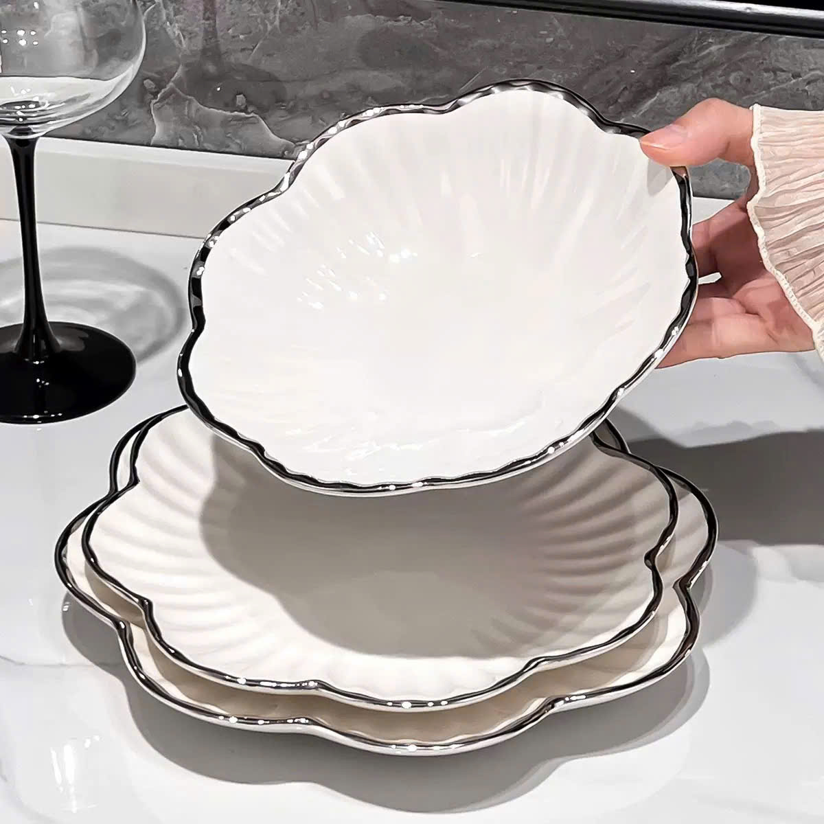 Đĩa sứ trắng viền đen hình hoa mai sang trọng số 8
