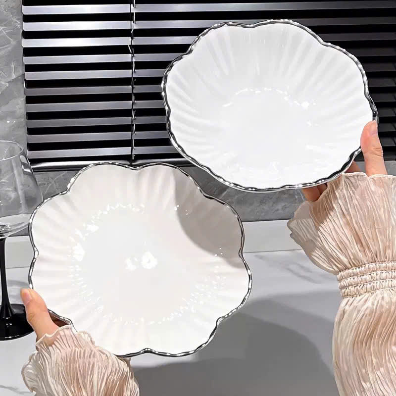 Đĩa sứ trắng viền đen hình hoa mai sang trọng số 6
