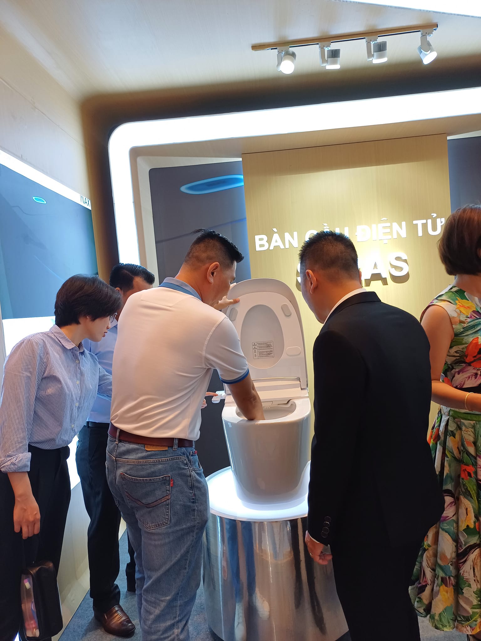 Công ty Lộc Nghi tham dự sự kiện ra mắt Bồn cầu điện tử INAX thế hệ mới SARAS