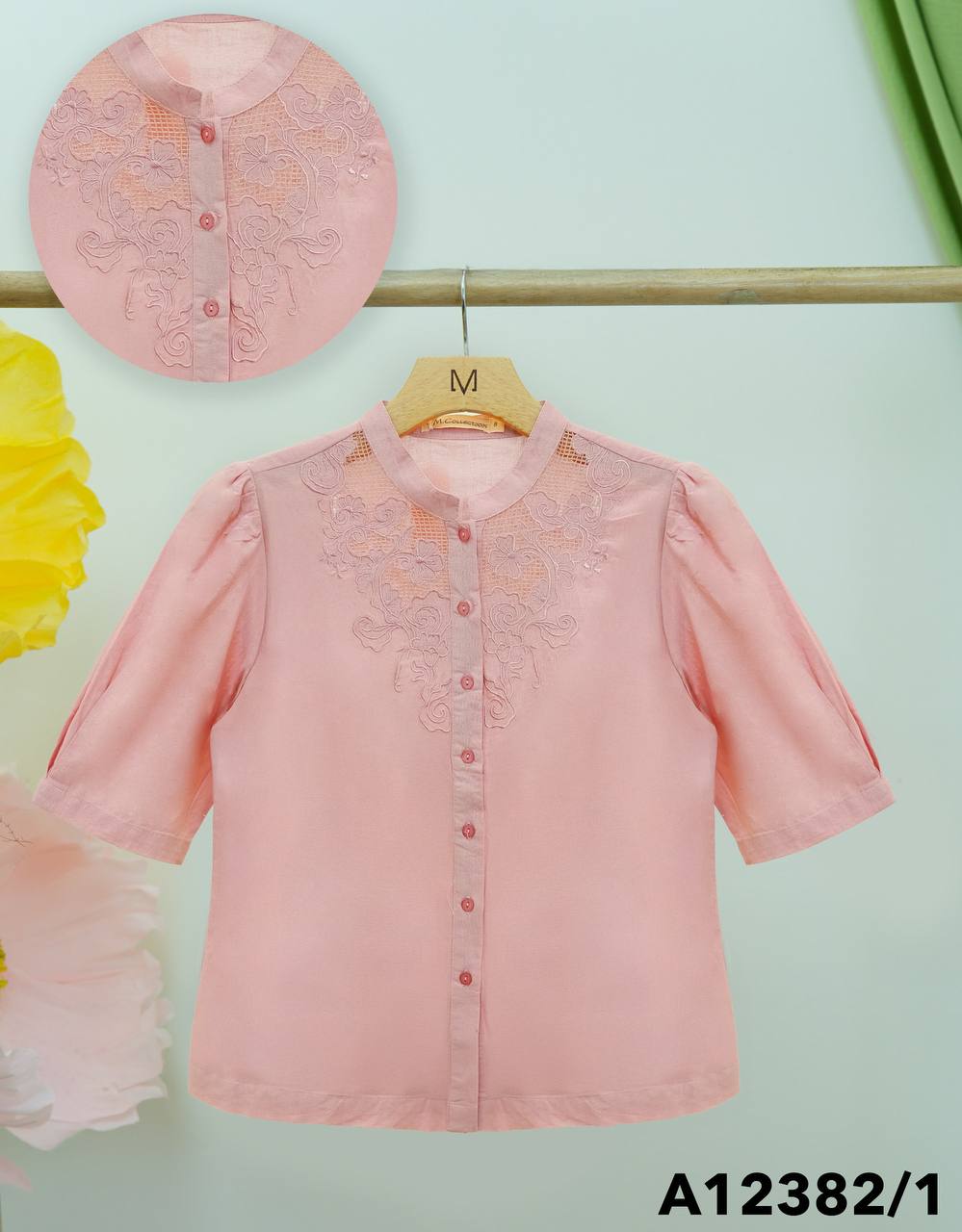M COLLECTION | Áo Kiểu Nữ Trung Niên Tặng Mẹ Linen Thêu Hoa Phối Lưới Cài Nút Cổ Trụ Tay Bí A12382LW01