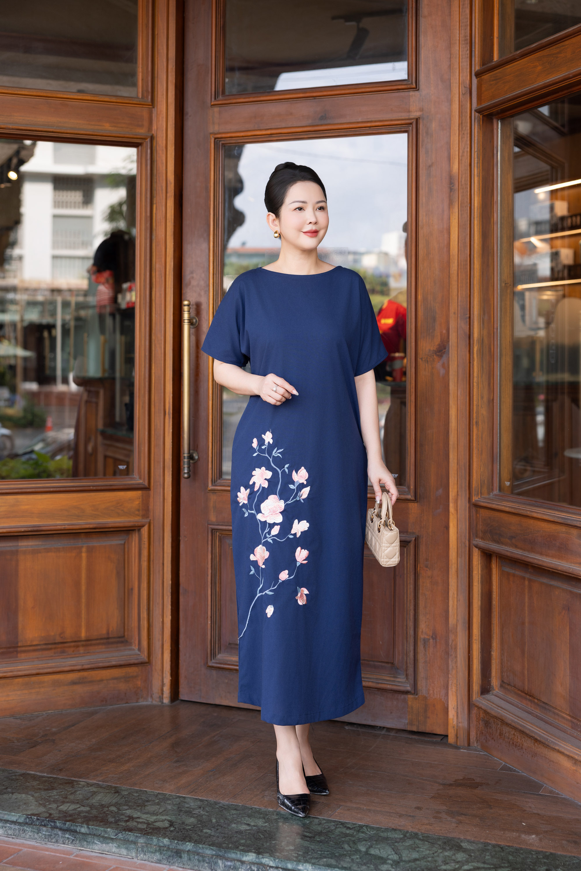 SWANLAKE | Váy Đầm Nữ Maxi Suông Tay Ngắn Cổ Tròn Vải Linen Thêu Hoa Có Túi Xẻ Tà Công Sở D13610LW01