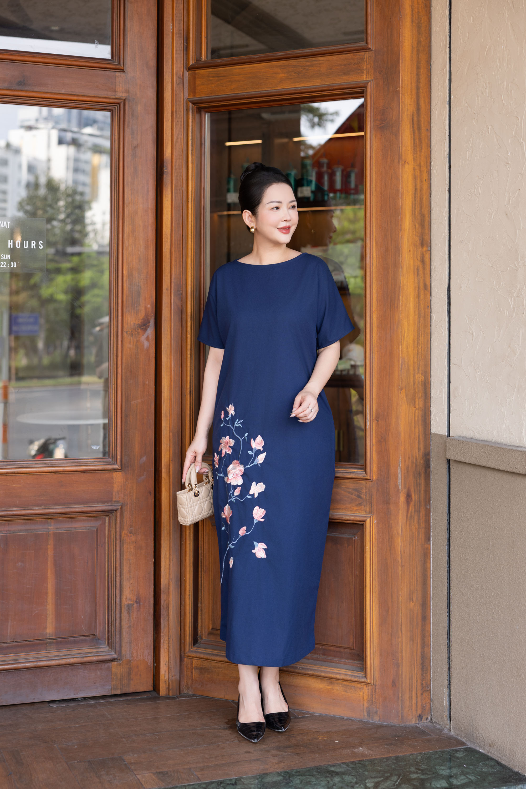 SWANLAKE | Váy Đầm Nữ Maxi Suông Tay Ngắn Cổ Tròn Vải Linen Thêu Hoa Có Túi Xẻ Tà Công Sở D13610LW01