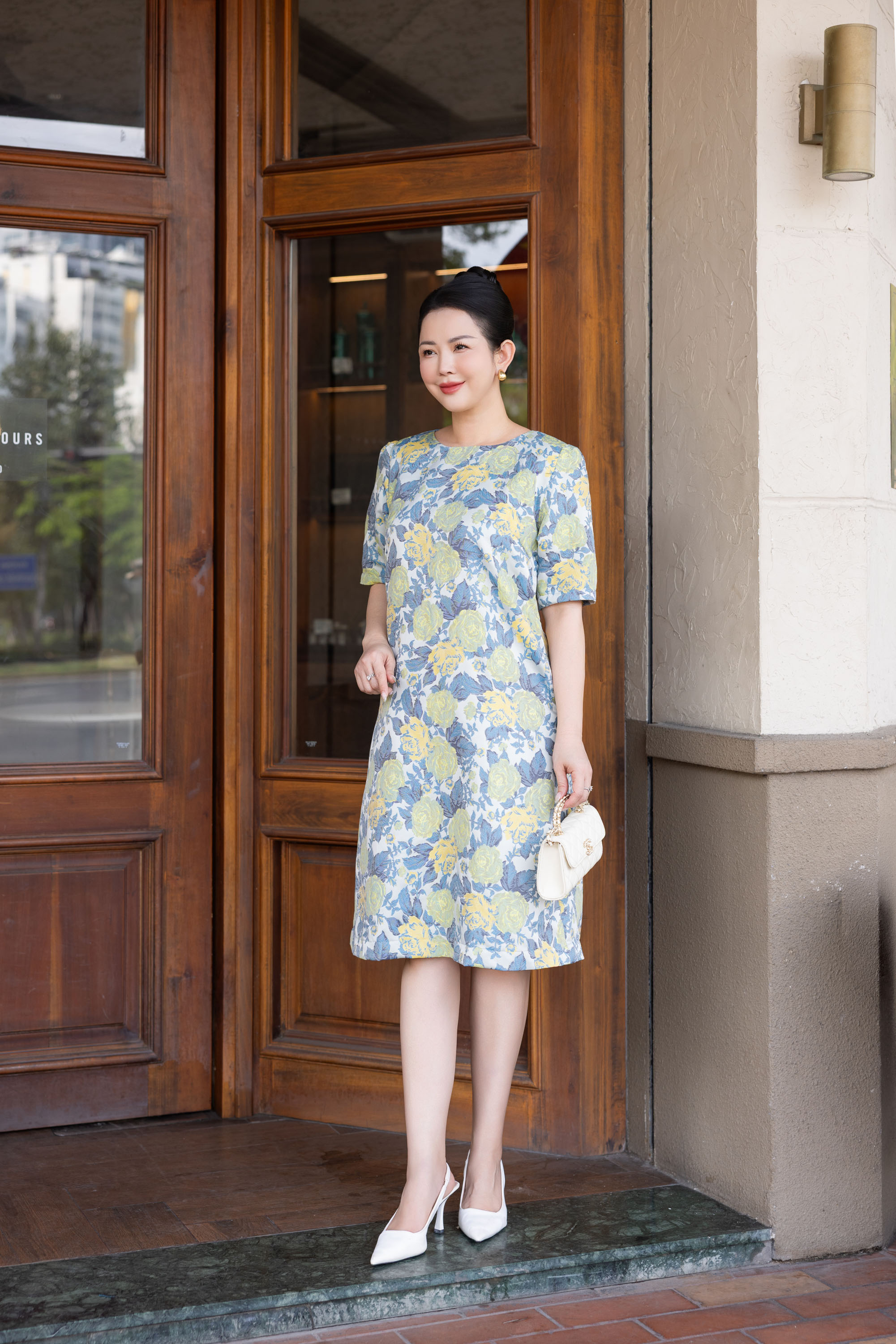 SWANLAKE | Váy Đầm Nữ Midi Cổ Tròn Tay Ngắn Vải Gấm Hoa Có Túi Sang Trọng Đi Tiệc Công Sở D13266LW02