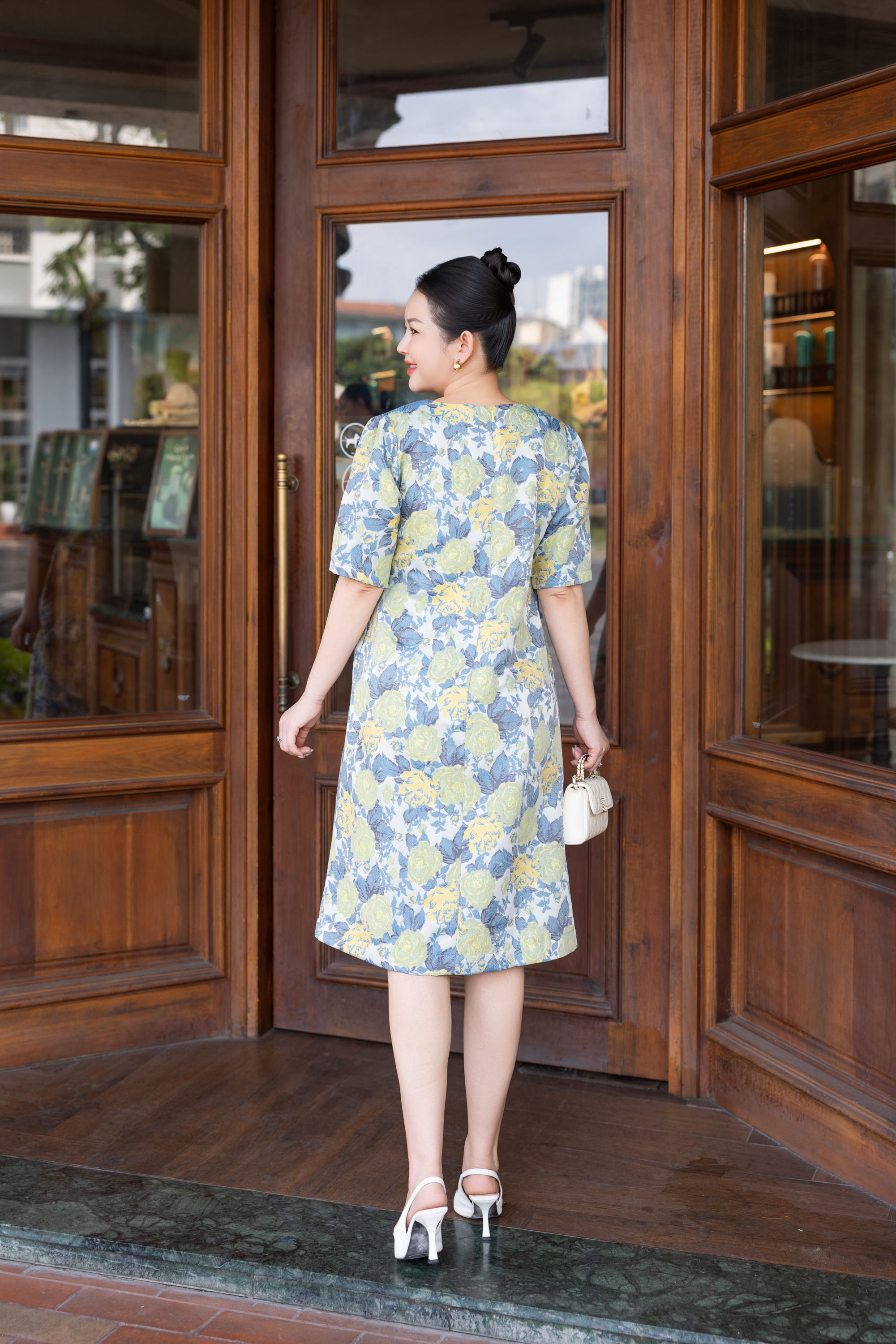 SWANLAKE | Váy Đầm Nữ Midi Cổ Tròn Tay Ngắn Vải Gấm Hoa Có Túi Sang Trọng Đi Tiệc Công Sở D13266LW02