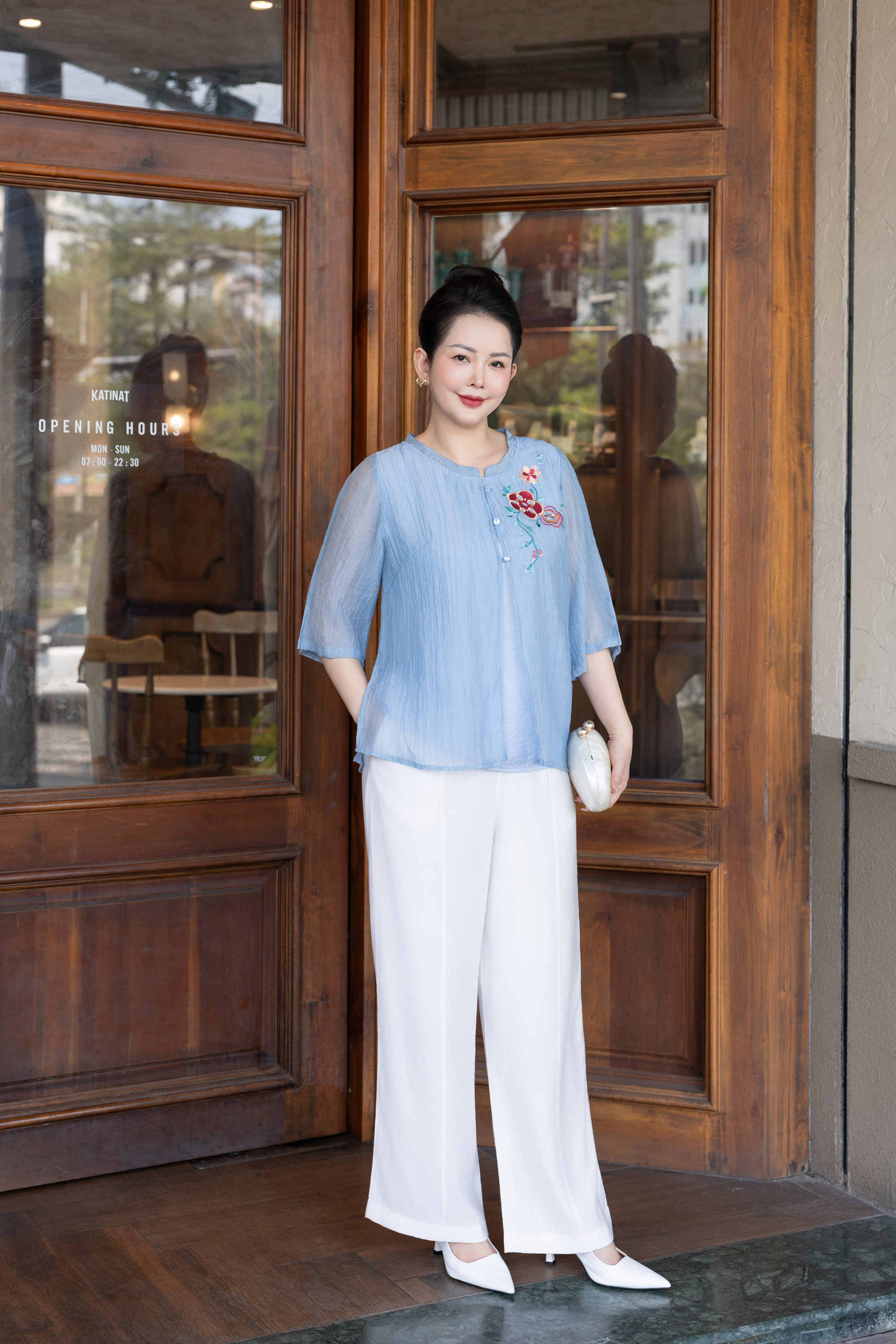 M COLLECTION | Áo Kiểu Nữ Trung Niên Tặng Mẹ Tơ Lót Lụa Hàn Thêu Hoa Cài Nút Tay Lỡ Xẻ 2 Mảnh A12848LW01