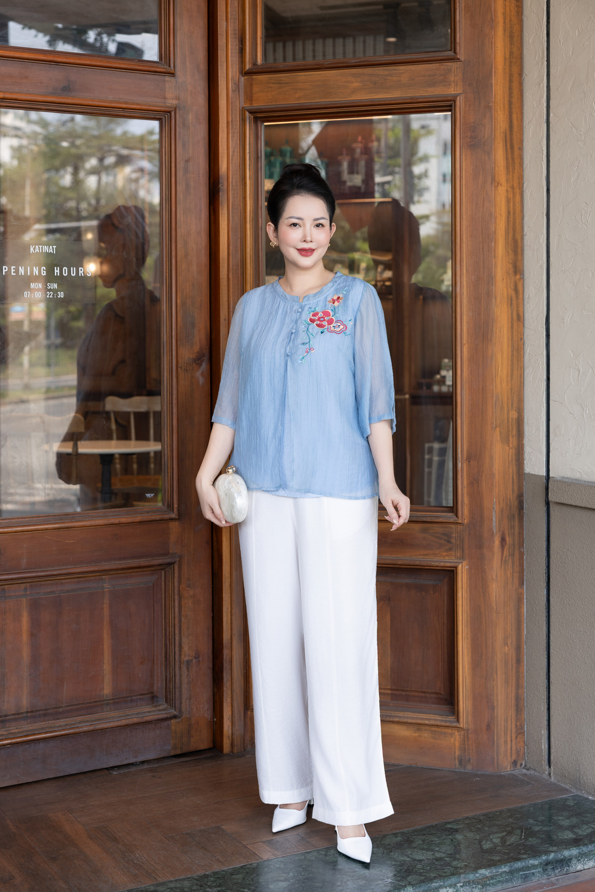 M COLLECTION | Áo Kiểu Nữ Trung Niên Tặng Mẹ Tơ Lót Lụa Hàn Thêu Hoa Cài Nút Tay Lỡ Xẻ 2 Mảnh A12848LW01