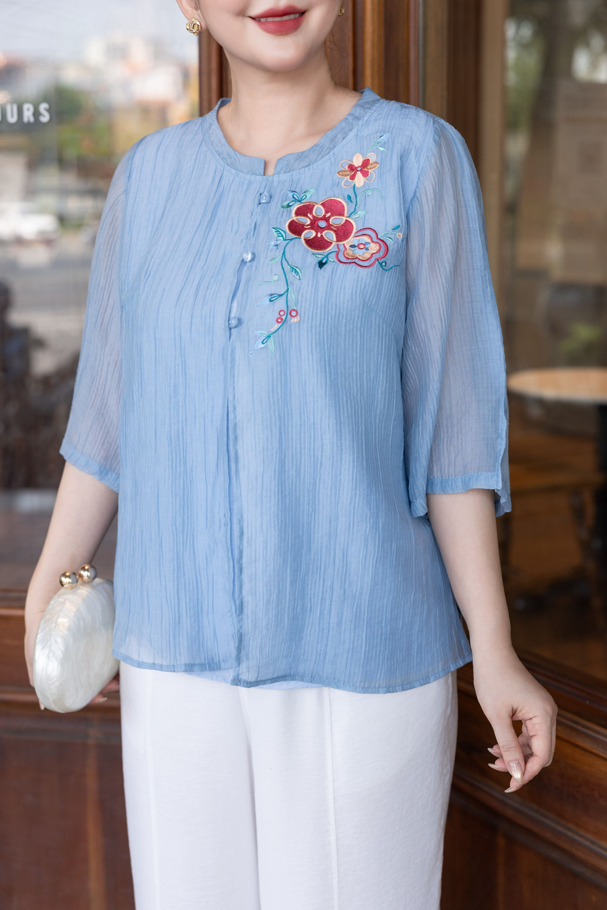 M COLLECTION | Áo Kiểu Nữ Trung Niên Tặng Mẹ Tơ Lót Lụa Hàn Thêu Hoa Cài Nút Tay Lỡ Xẻ 2 Mảnh A12848LW01